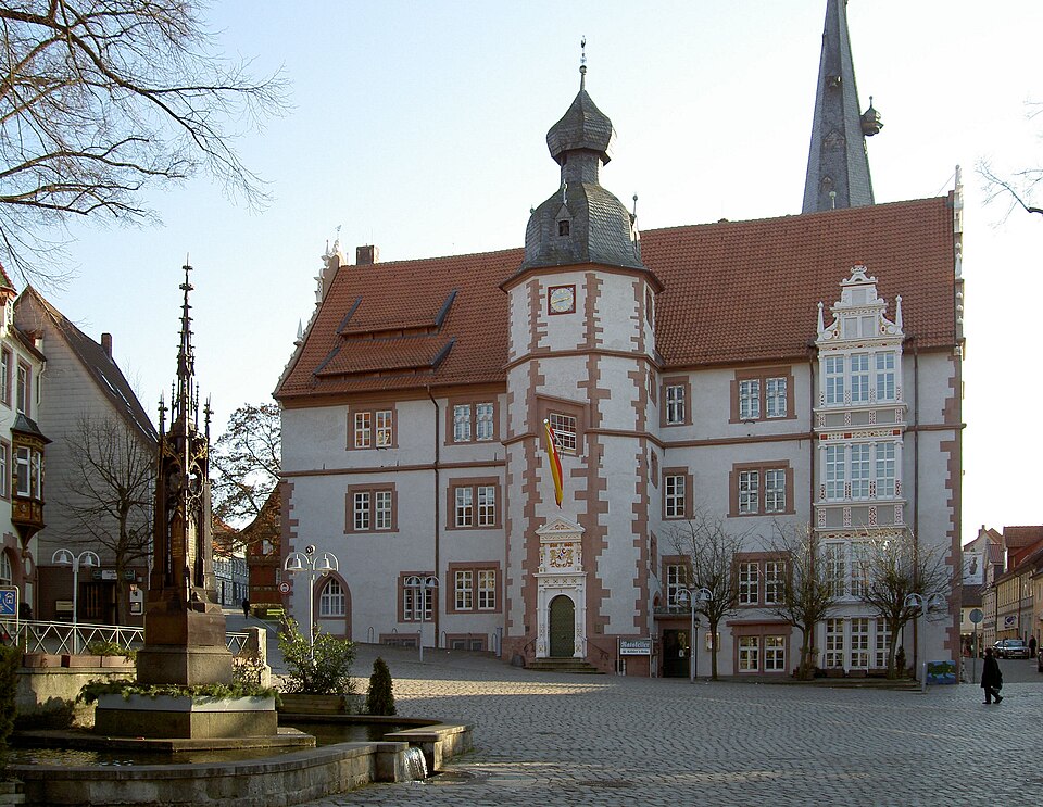 Terrassendach-Fachbetriebe in Alfeld: Rathaus – Foto: Wikimedia-Autor Terrassendach-Fachbetriebe in Alfeld: Rathaus