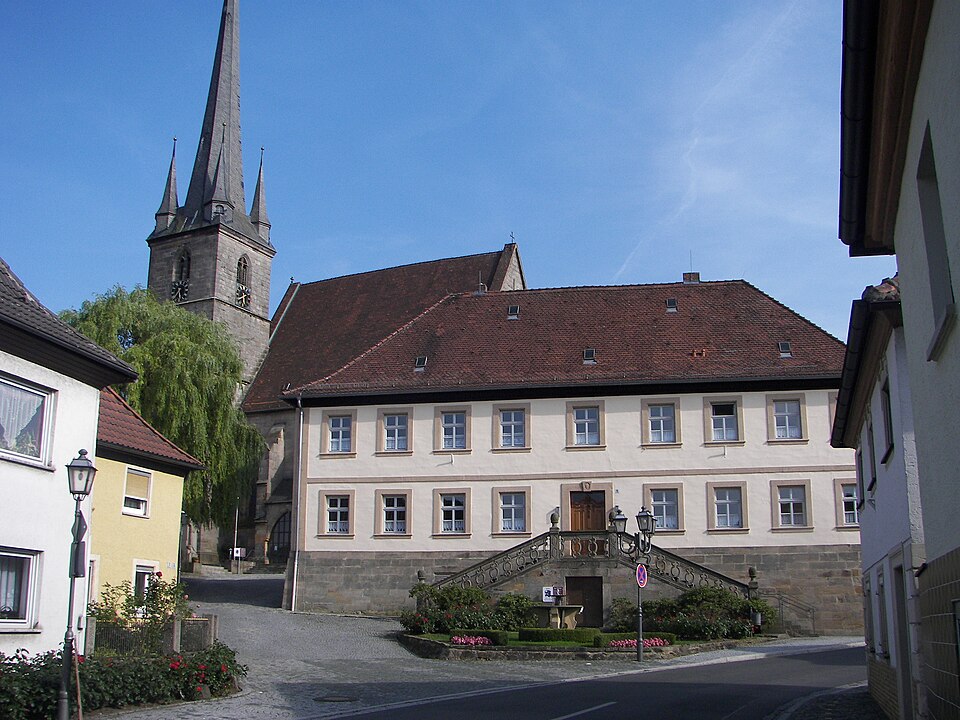 Terrassendach-Fachbetriebe in Altenkunstadt: Pfarrhof Kirche – Foto: Benreis 16:38, 26. Jul. 2008 Terrassendach-Fachbetriebe in Altenkunstadt: Pfarrhof Kirche