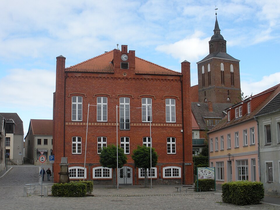 Terrassendach-Fachbetriebe in Altentreptow: Rathaus mit Pfarrkirche