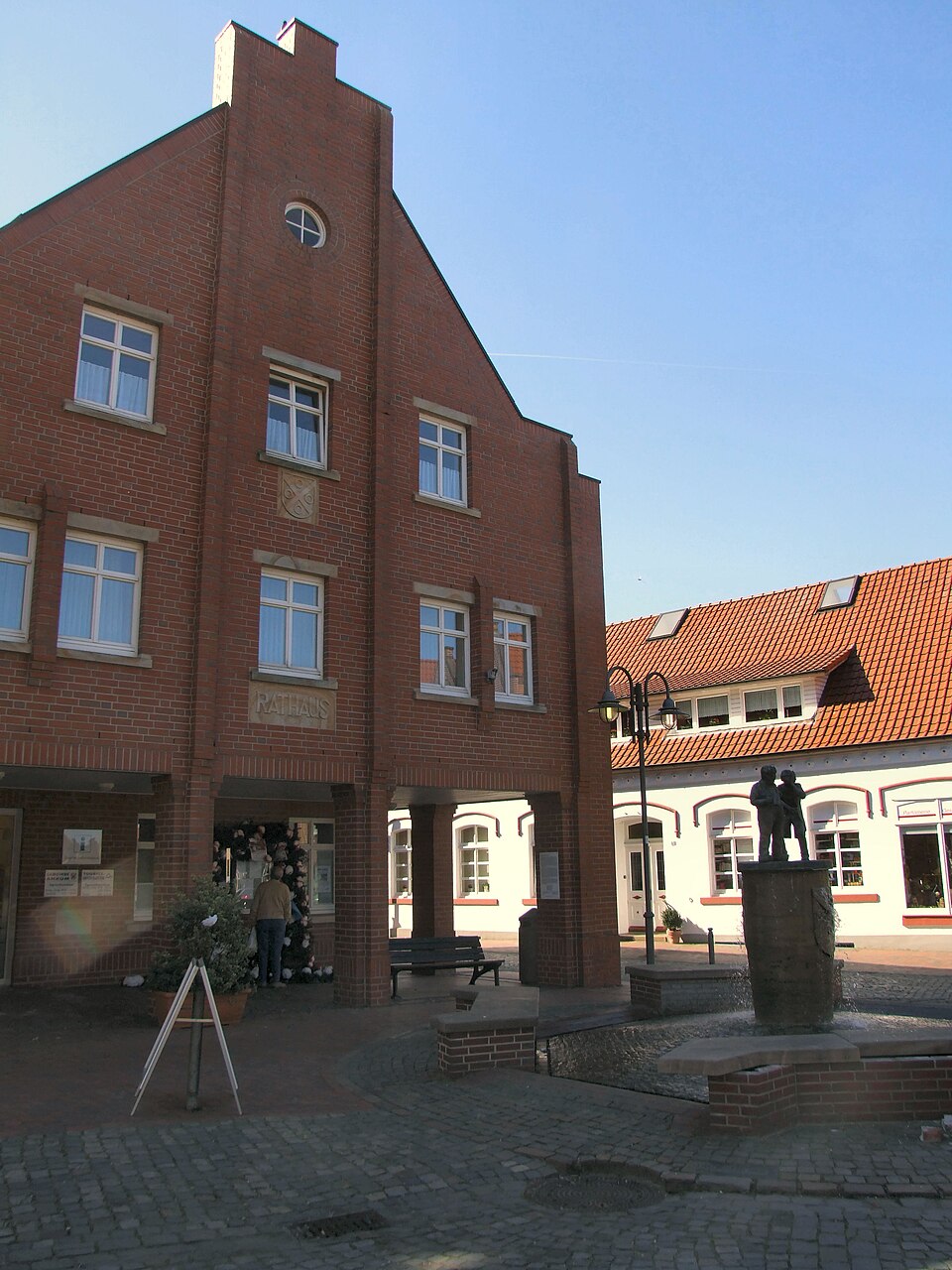 Terrassendach-Fachbetriebe in Ankum: Rathaus – Foto: RoswithaC Terrassendach-Fachbetriebe in Ankum: Rathaus