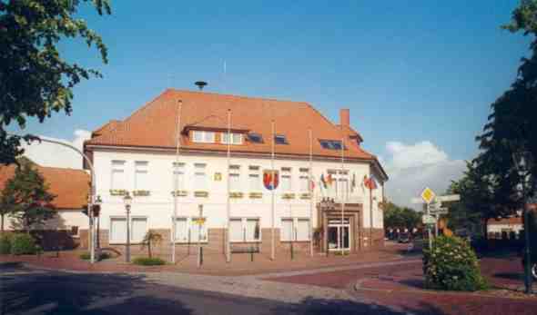 Terrassendach-Fachbetriebe in Apen: Rathaus – Foto: RoswithaC Terrassendach-Fachbetriebe in Apen: Rathaus