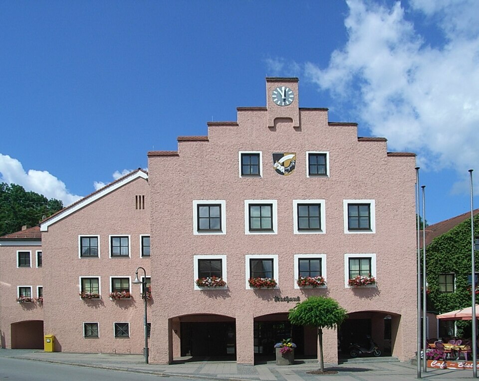 Terrassendach-Fachbetriebe in Arnstorf: Rathaus – Foto: Konrad Lackerbeck Terrassendach-Fachbetriebe in Arnstorf: Rathaus