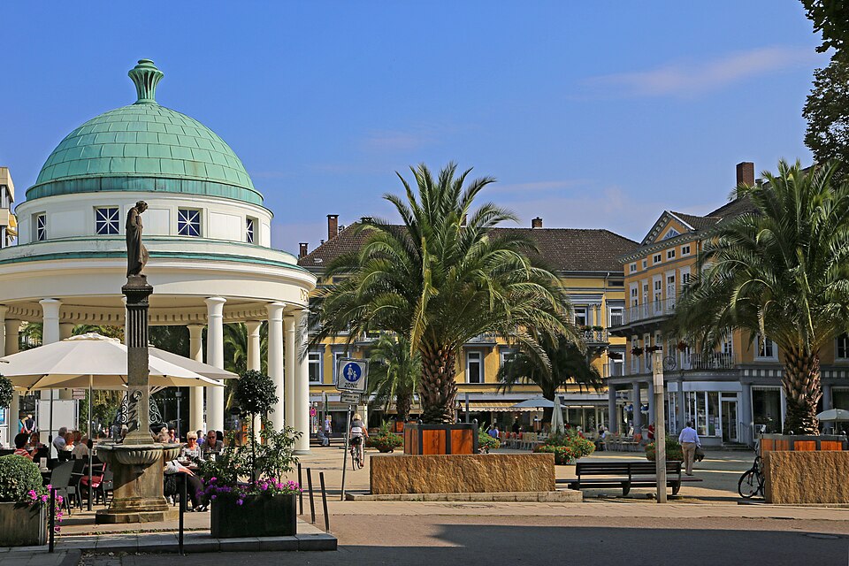 Terrassendach-Fachbetriebe in Bad Pyrmont: Brunnenplatz mit Brunnenhaus – Foto: W. Bulach Terrassendach-Fachbetriebe in Bad Pyrmont: Brunnenplatz mit Brunnenhaus