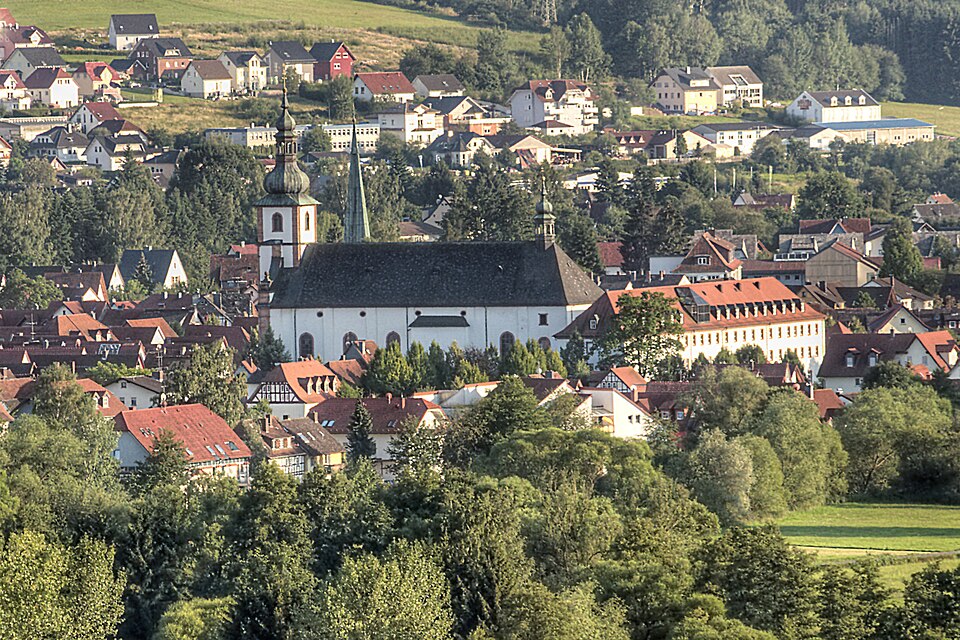 Terrassendach-Fachbetriebe in Bad Soden-Salmünster: St. Peter und-Paul, Kloster – Foto: Sven Teschke Terrassendach-Fachbetriebe in Bad Soden-Salmünster: St. Peter und-Paul, Kloster