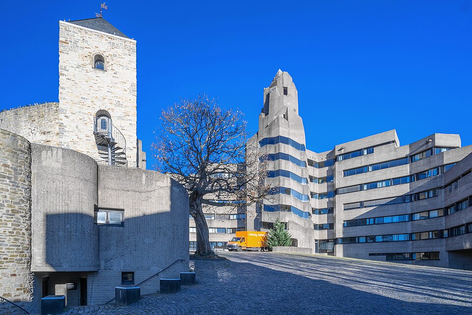 Terrassendach-Fachbetriebe in Bergisch Gladbach: Bensberger Rathaus