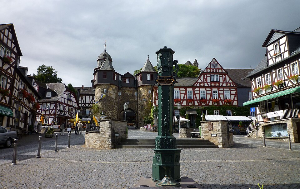 Terrassendach-Fachbetriebe in Braunfels: Marktplatz mit Brunnen und Fachwerkhäusern – Foto: Franzfoto Terrassendach-Fachbetriebe in Braunfels: Marktplatz mit Brunnen und Fachwerkhäusern