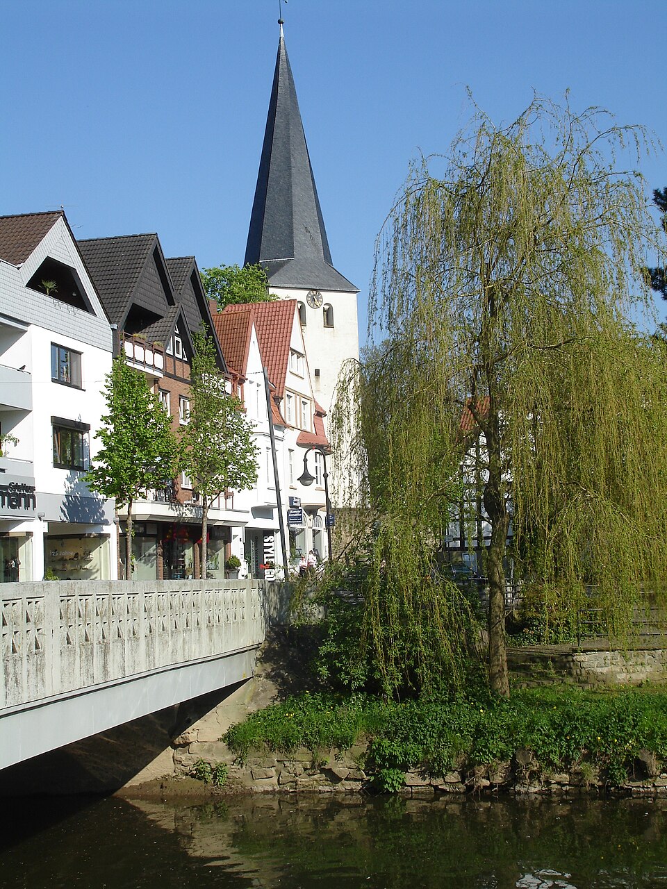 Terrassendach-Fachbetriebe in Bünde: Laurentiuskirche mit Bolldammbrücke