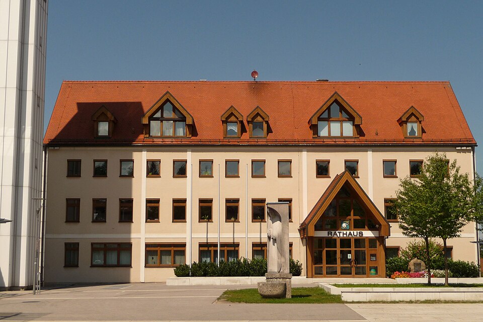 Terrassendach-Fachbetriebe in Burgkirchen an der Alz: Rathaus – Foto: Konrad Lackerbeck Terrassendach-Fachbetriebe in Burgkirchen an der Alz: Rathaus