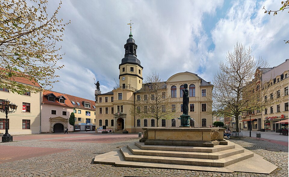 Terrassendach-Fachbetriebe in Crimmitschau: Rathaus mit Brunnen – Foto: Je-str Terrassendach-Fachbetriebe in Crimmitschau: Rathaus mit Brunnen