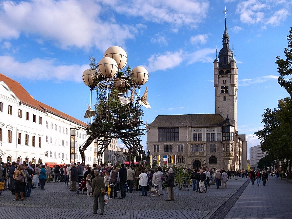 Terrassendach-Fachbetriebe in Dessau-Roßlau: Farbfest Grün,Landung der Aeroflorale II auf dem Marktplatz