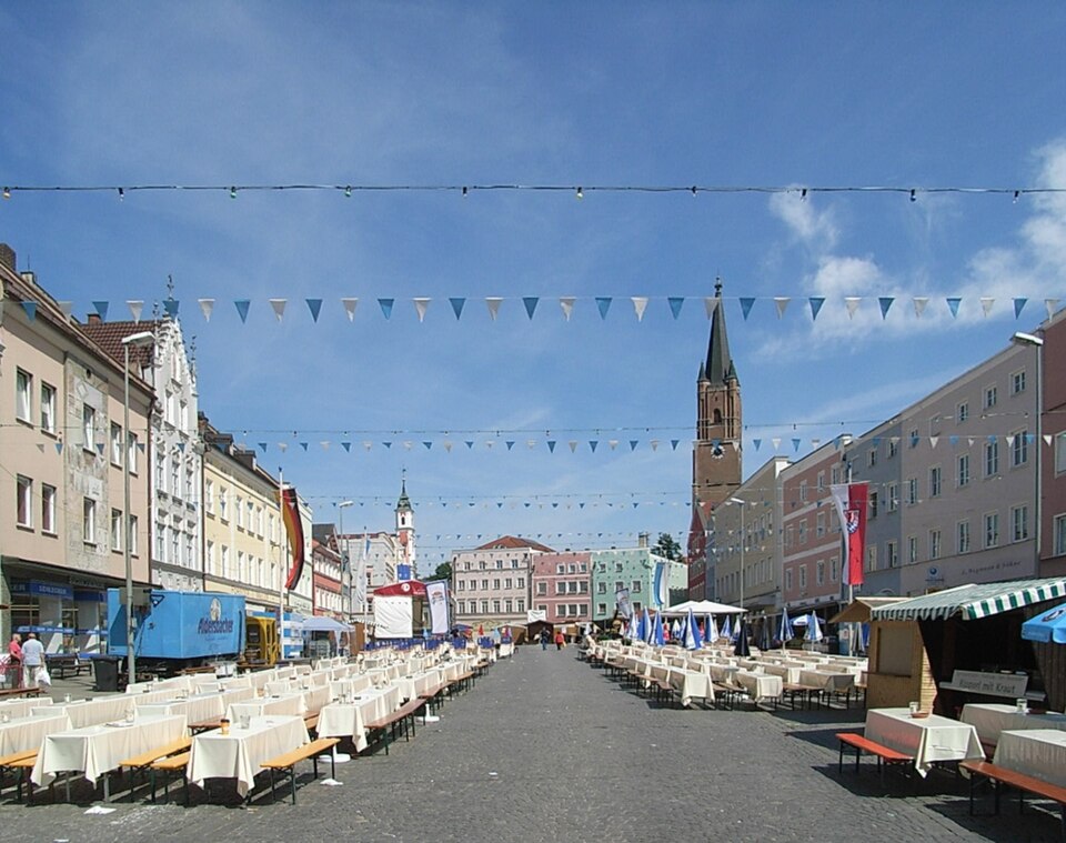 Terrassendach-Fachbetriebe in Eggenfelden: Stadtplatz – Foto: Konrad Lackerbeck Terrassendach-Fachbetriebe in Eggenfelden: Stadtplatz