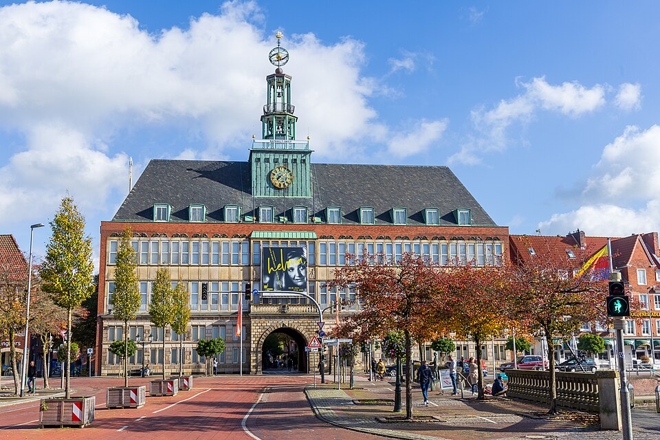 Terrassendach-Fachbetriebe in Emden: Rathaus – Foto: Matthias Süßen Terrassendach-Fachbetriebe in Emden: Rathaus