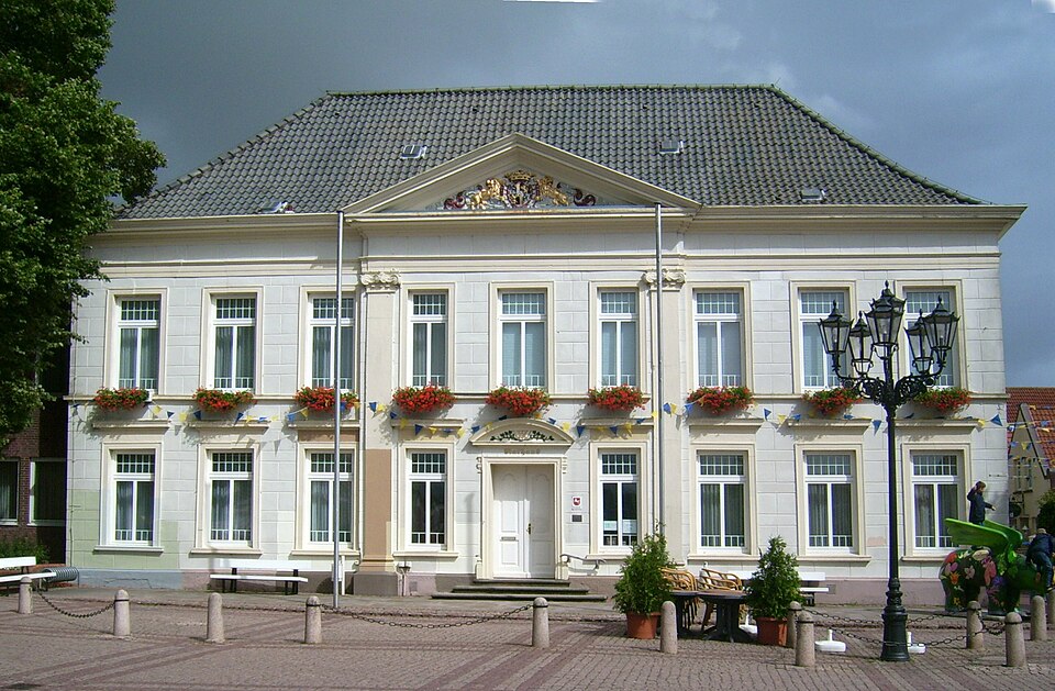 Terrassendach-Fachbetriebe in Esens: Rathaus – Foto: Lokilech Terrassendach-Fachbetriebe in Esens: Rathaus