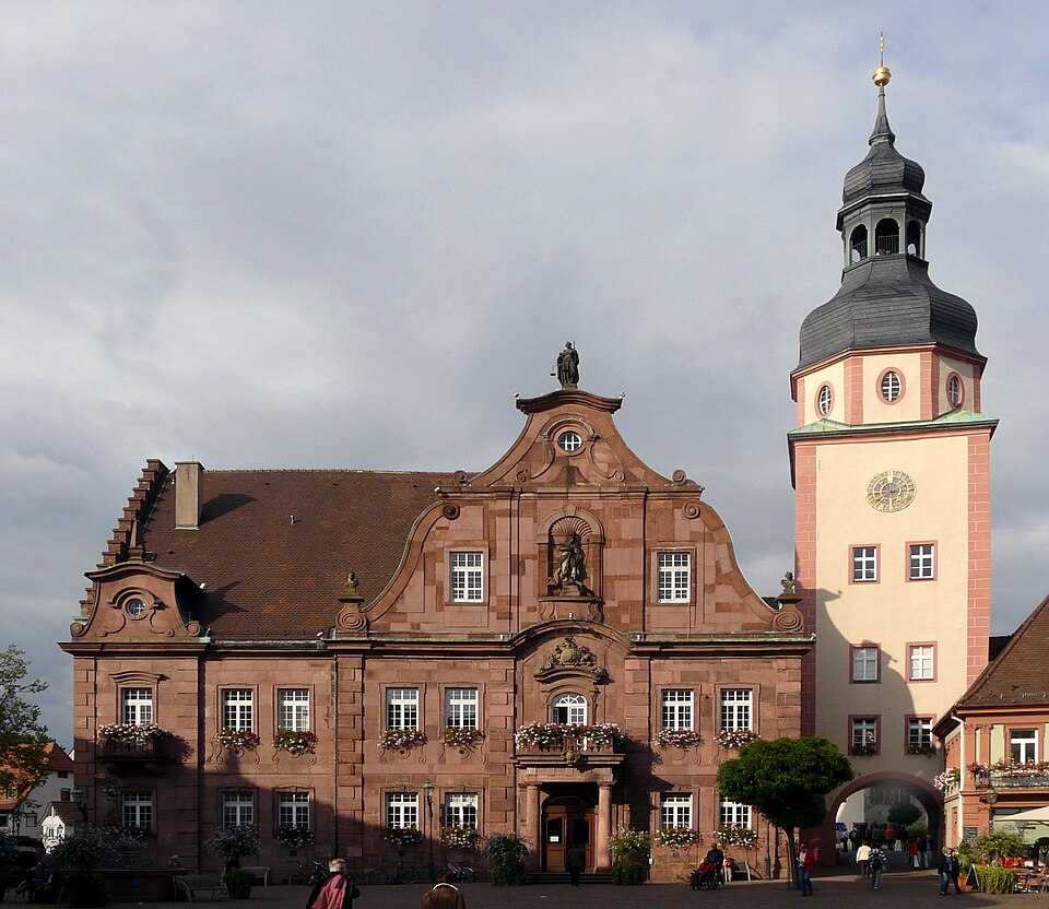 Terrassendach-Fachbetriebe in Ettlingen: Rathaus mit Turm – Foto: Photograph: Frank C. Müller, Baden-Baden Terrassendach-Fachbetriebe in Ettlingen: Rathaus mit Turm