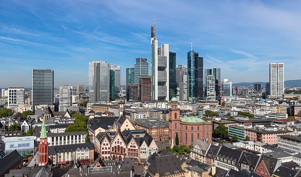 Terrassendach-Fachbetriebe in Frankfurt am Main: Frankfurter Altstadt mit Skyline – Foto: Thomas Wolf Terrassendach-Fachbetriebe in Frankfurt am Main: Frankfurter Altstadt mit Skyline