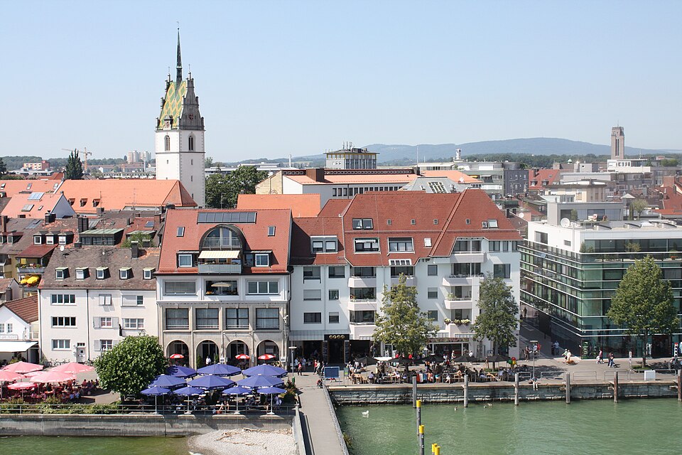 Terrassendach-Fachbetriebe in Friedrichshafen: Blick vom Moleturm auf die Altstadt