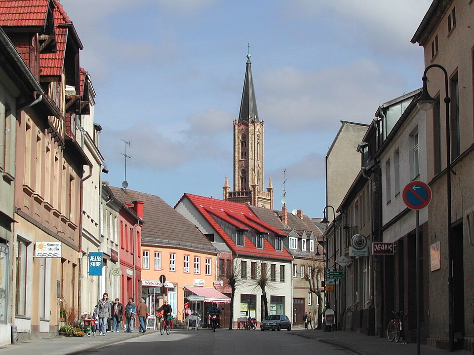 Terrassendach-Fachbetriebe in Fürstenberg: Havel-Kirchturm mit Brandenburger Strasse – Foto: Christopher Voitus Terrassendach-Fachbetriebe in Fürstenberg: Havel-Kirchturm mit Brandenburger Strasse