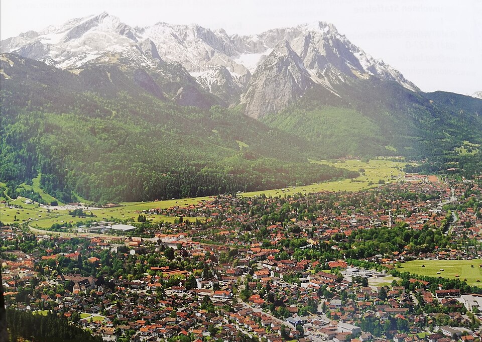 Terrassendach-Fachbetriebe in Garmisch-Partenkirchen: Stadtansicht – Foto: Milei.vencel Terrassendach-Fachbetriebe in Garmisch-Partenkirchen: Stadtansicht