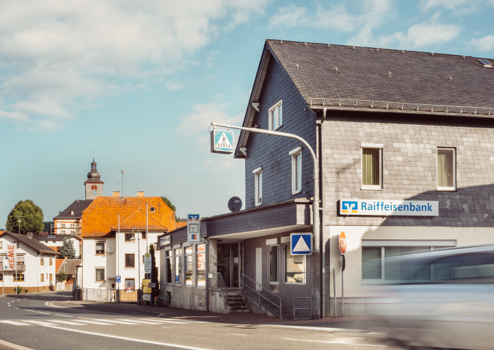 Terrassendach-Fachbetriebe in Grävenwiesbach: Stadtansicht – Foto: Meik Merkelbach Raiffeisenbank Grävenwiesbach Terrassendach-Fachbetriebe in Grävenwiesbach: Stadtansicht
