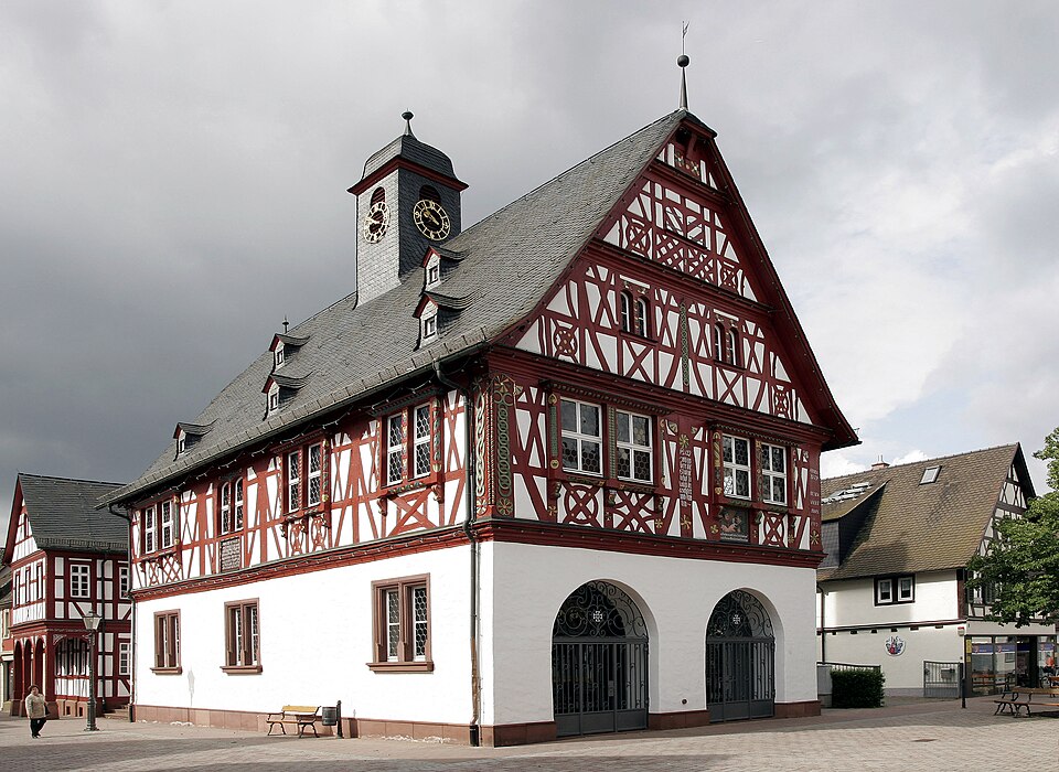 Terrassendach-Fachbetriebe in Groß-Gerau: Gross Rathaus – Foto: Armin Kübelbeck --Kuebi 08:40, 17 May 2007 Terrassendach-Fachbetriebe in Groß-Gerau: Gross Rathaus