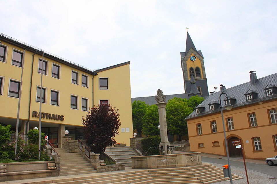Terrassendach-Fachbetriebe in Helmbrechts: Rathaus Kirche – Foto: Benreis Terrassendach-Fachbetriebe in Helmbrechts: Rathaus Kirche