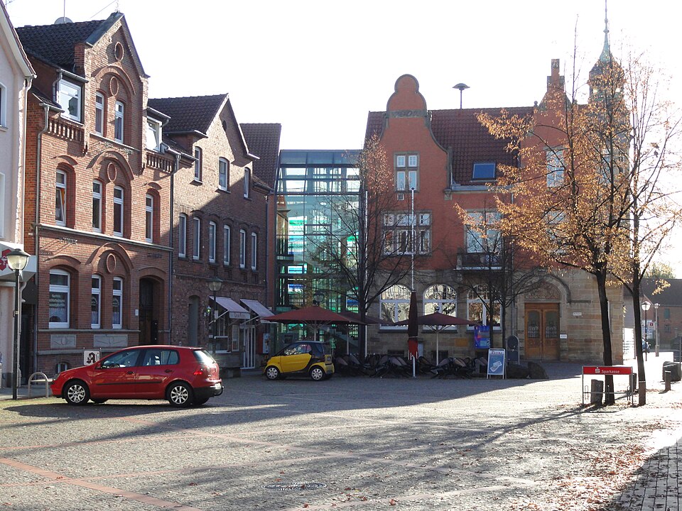 Terrassendach-Fachbetriebe in Hessisch Oldendorf: Marktplatz mit Rathaus