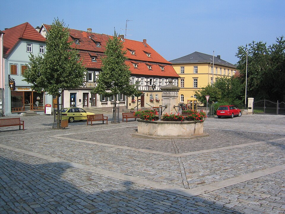 Terrassendach-Fachbetriebe in Hofheim in Unterfranken: Marktplatz – Foto: Wikimedia-Autor Terrassendach-Fachbetriebe in Hofheim in Unterfranken: Marktplatz