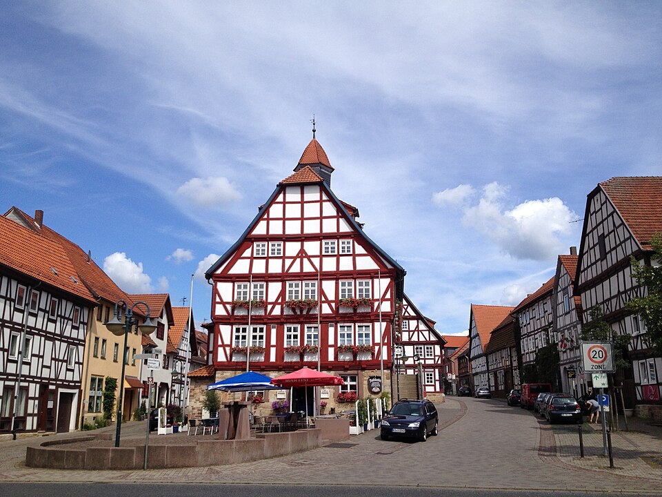 Terrassendach-Fachbetriebe in Immenhausen: Fachwerkrathaus – Foto: Feuermond16 Terrassendach-Fachbetriebe in Immenhausen: Fachwerkrathaus