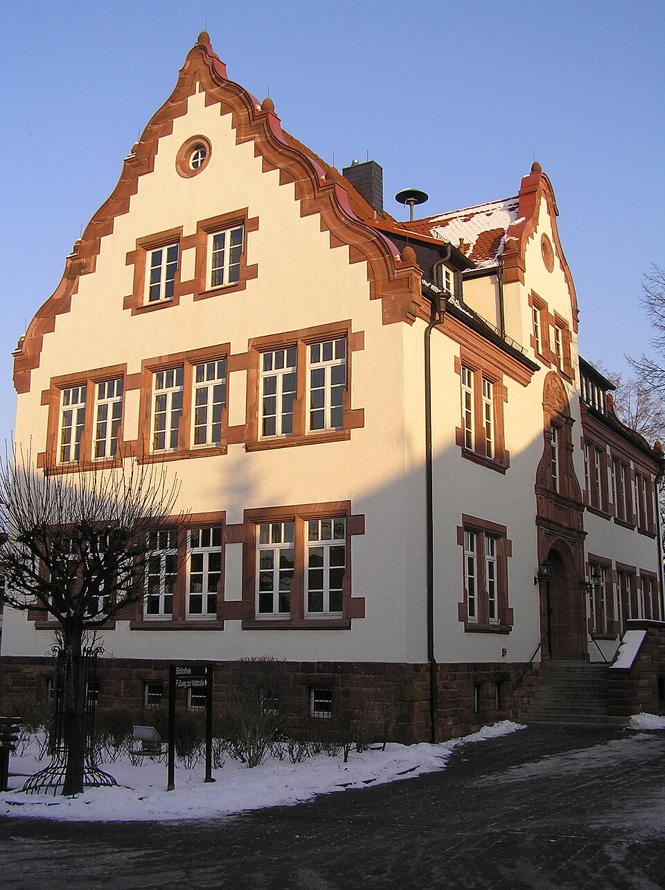 Terrassendach-Fachbetriebe in Kleinwallstadt: Rathaus – Foto: Tilman AB Terrassendach-Fachbetriebe in Kleinwallstadt: Rathaus