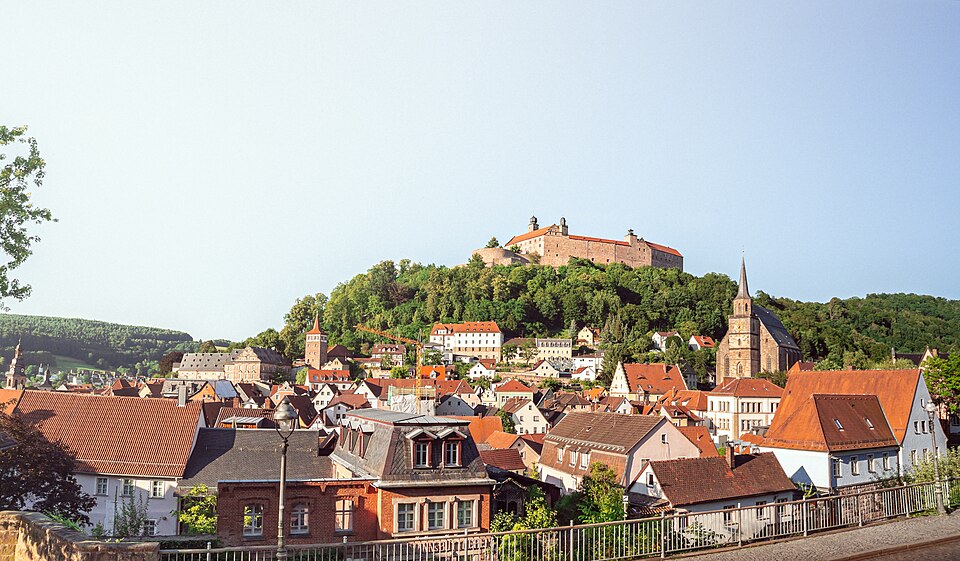 Terrassendach-Fachbetriebe in Kulmbach: Blick auf und die Plassenburg, Panorama – Foto: DYVER Terrassendach-Fachbetriebe in Kulmbach: Blick auf und die Plassenburg, Panorama