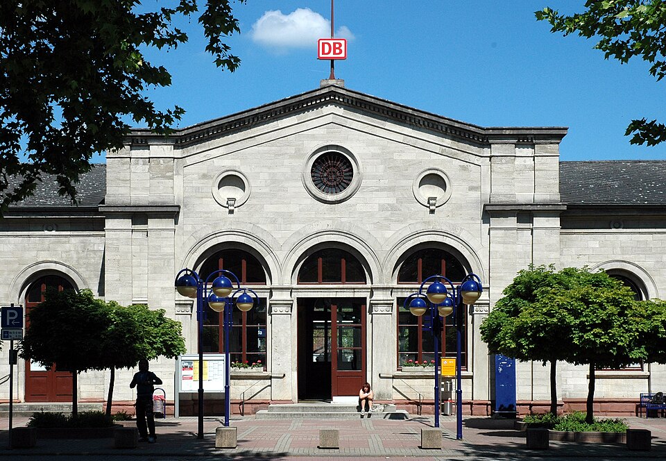 Terrassendach-Fachbetriebe in Lauda-Königshofen: Bahnhof – Foto: K. Jähne Terrassendach-Fachbetriebe in Lauda-Königshofen: Bahnhof