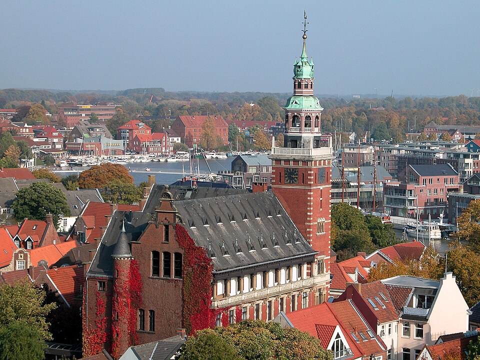 Terrassendach-Fachbetriebe in Leer (Ostfriesland): Leer Rathaus Hafen