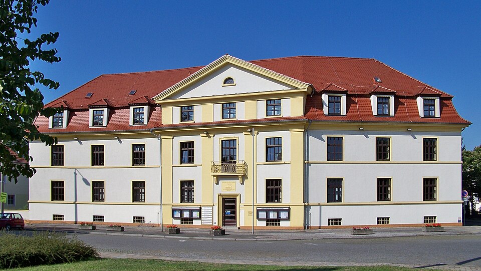 Terrassendach-Fachbetriebe in Leuna: Rathaus – Foto: Joeb07 Terrassendach-Fachbetriebe in Leuna: Rathaus