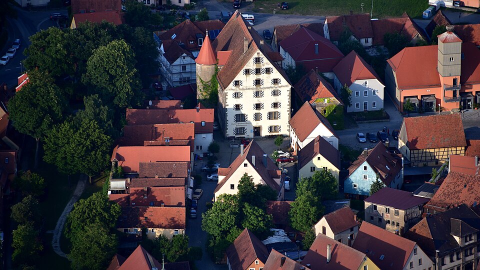 Terrassendach-Fachbetriebe in Leutershausen: Ehemaliges markgräfliches Stadtschloss – Foto: Wolkenkratzer Terrassendach-Fachbetriebe in Leutershausen: Ehemaliges markgräfliches Stadtschloss