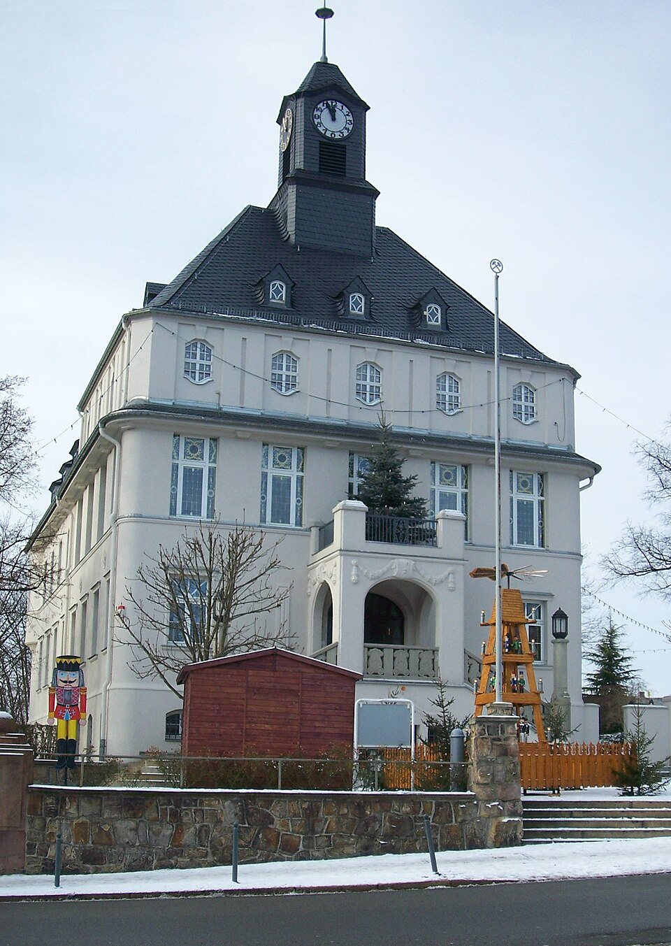 Terrassendach-Fachbetriebe in Lugau: Rathaus – Foto: Rohkzett Terrassendach-Fachbetriebe in Lugau: Rathaus