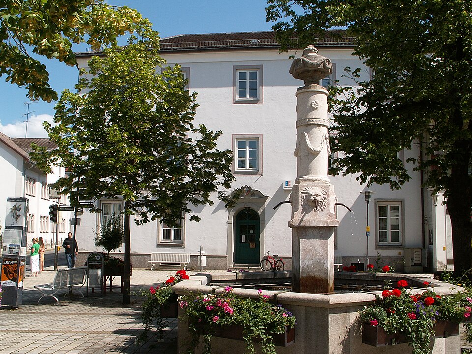 Terrassendach-Fachbetriebe in Marktoberdorf: MOD, Amtshaus ehem, Marktbrunnen – Foto: Flodur63 Terrassendach-Fachbetriebe in Marktoberdorf: MOD, Amtshaus ehem, Marktbrunnen