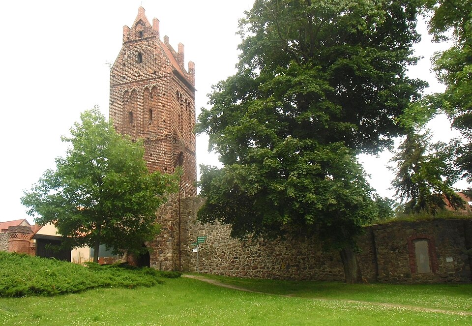 Terrassendach-Fachbetriebe in Müncheberg: Stadtmauer mit Berliner Torturm – Foto: Kvikk Terrassendach-Fachbetriebe in Müncheberg: Stadtmauer mit Berliner Torturm