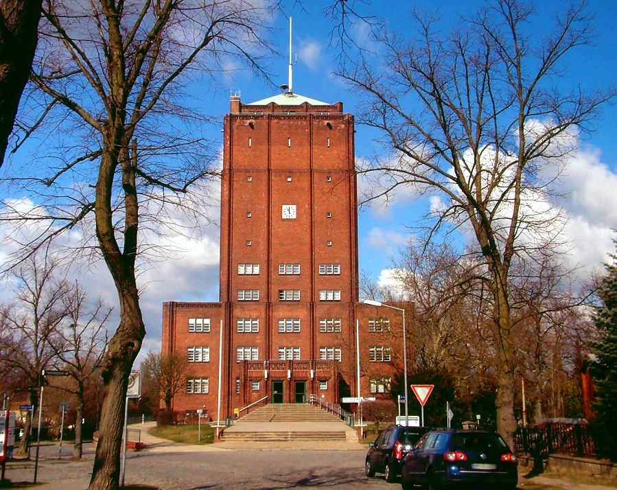 Terrassendach-Fachbetriebe in Neuenhagen: Rathaus – Foto: Gradivo Terrassendach-Fachbetriebe in Neuenhagen: Rathaus