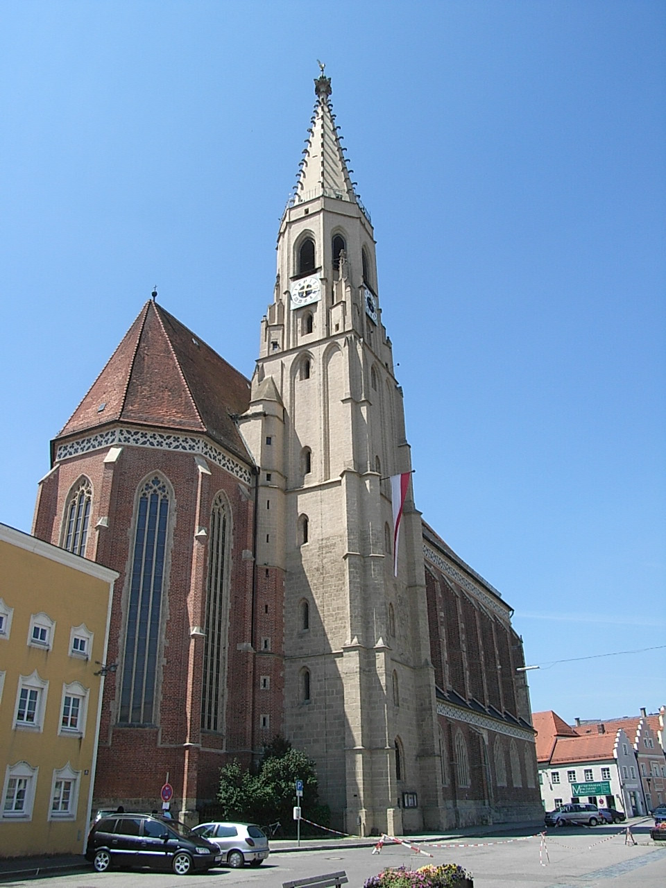 Terrassendach-Fachbetriebe in Neuötting: Pfarrkirche – Foto: Konrad Lackerbeck Terrassendach-Fachbetriebe in Neuötting: Pfarrkirche