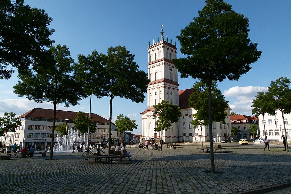 Terrassendach-Fachbetriebe in Neustrelitz: Marktplatz mit Stadtkirche – Foto: Bodow Terrassendach-Fachbetriebe in Neustrelitz: Marktplatz mit Stadtkirche