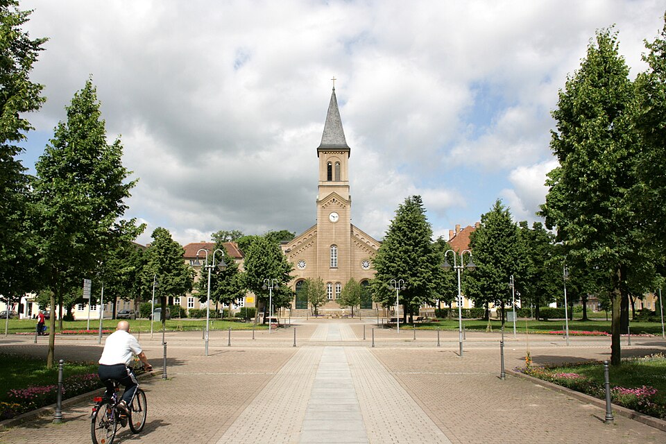Terrassendach-Fachbetriebe in Niesky: Zinzendorfplatz, Kirche – Foto: Frank Vincentz Terrassendach-Fachbetriebe in Niesky: Zinzendorfplatz, Kirche