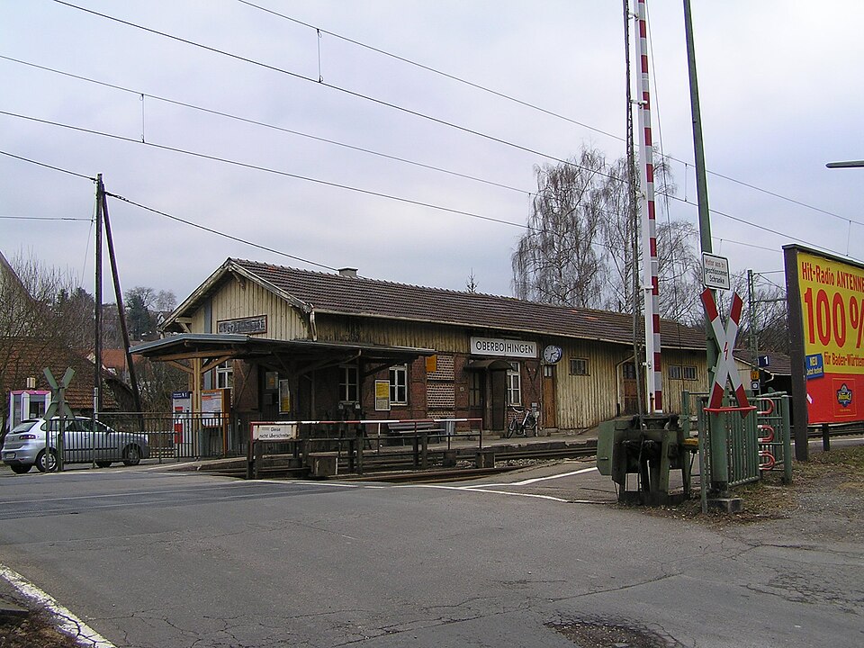 Terrassendach-Fachbetriebe in Oberboihingen: Bahnhof – Foto: Dome de 16:58, 3. Mai 2009 Terrassendach-Fachbetriebe in Oberboihingen: Bahnhof