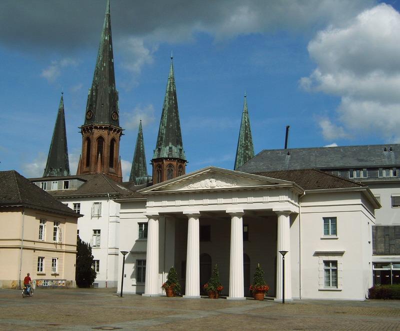 Terrassendach-Fachbetriebe in Oldenburg: Schlosswache mit Lambertikirche – Foto: Marvins21 Terrassendach-Fachbetriebe in Oldenburg: Schlosswache mit Lambertikirche