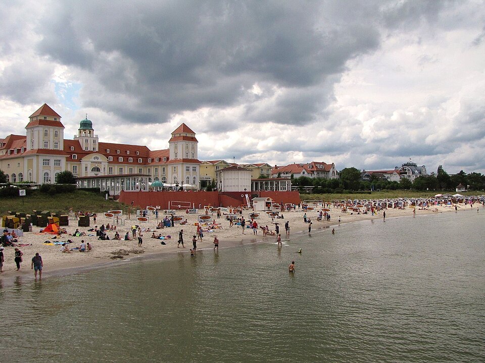 Terrassendach-Fachbetriebe in Ostseebad Binz: Binz strand mit kurhaus – Foto: Dirk Schmidt Terrassendach-Fachbetriebe in Ostseebad Binz: Binz strand mit kurhaus