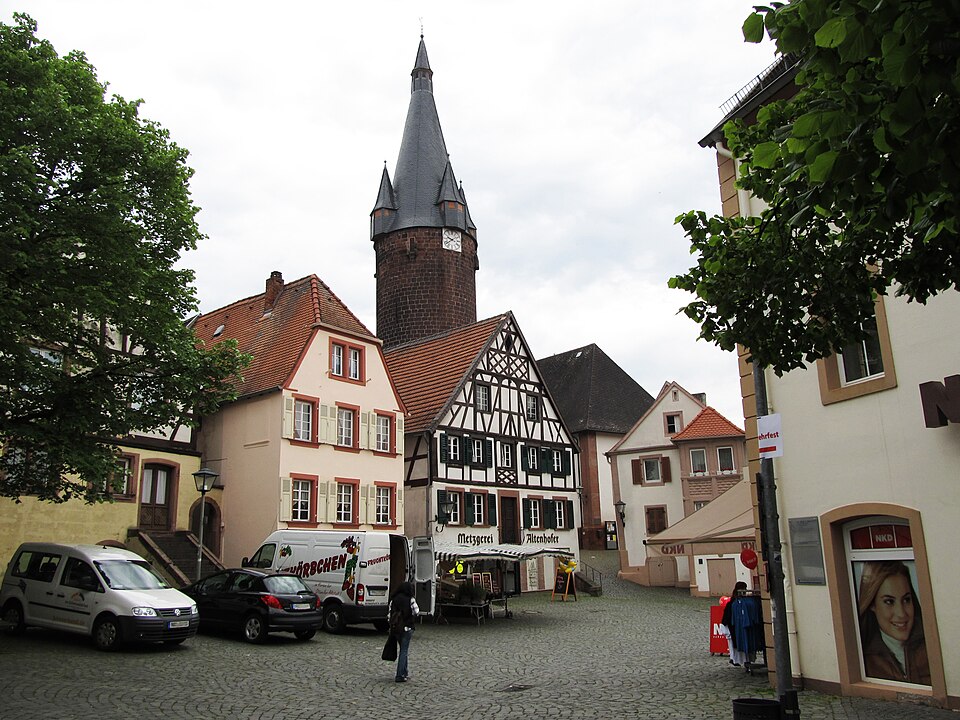 Terrassendach-Fachbetriebe in Ottweiler: Rathausplatz Alter Turm – Foto: Fotoman2012 Terrassendach-Fachbetriebe in Ottweiler: Rathausplatz Alter Turm