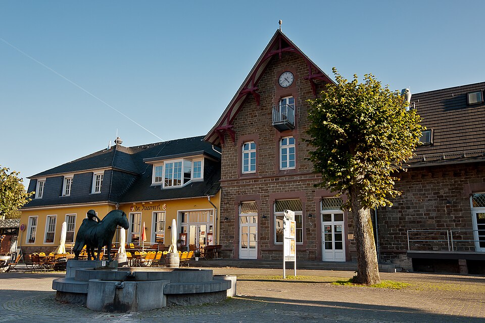 Terrassendach-Fachbetriebe in Overath: Bahnhofsplatz Bahnhof – Foto: CEphoto, Uwe Aranas Terrassendach-Fachbetriebe in Overath: Bahnhofsplatz Bahnhof