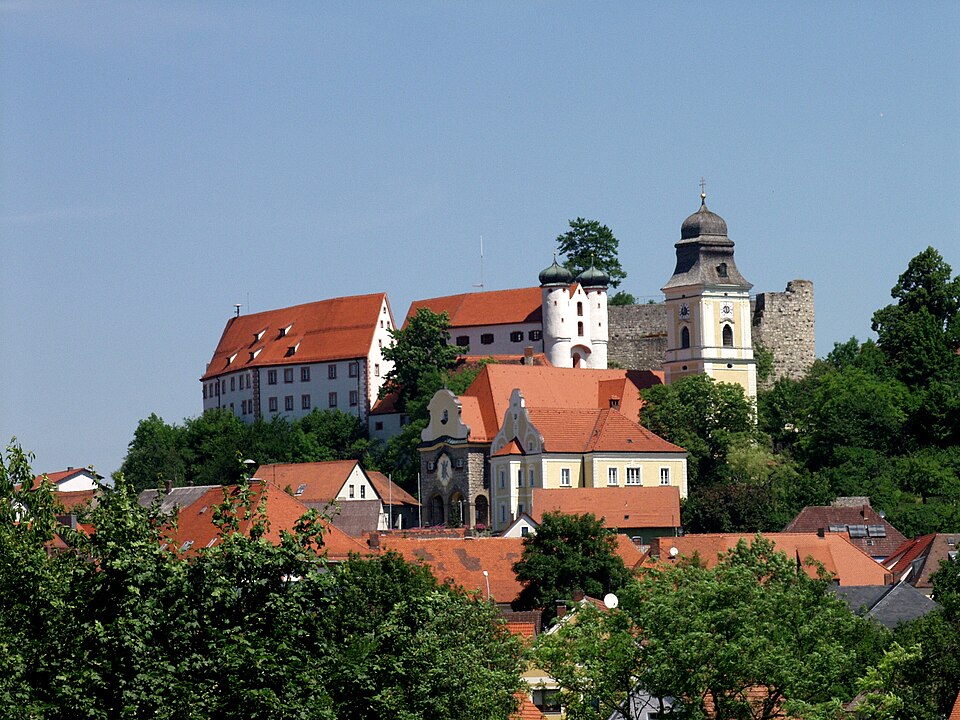 Terrassendach-Fachbetriebe in Parsberg: Ortsansicht Burg Kirche – Foto: Burgmuseum Parsberg Terrassendach-Fachbetriebe in Parsberg: Ortsansicht Burg Kirche