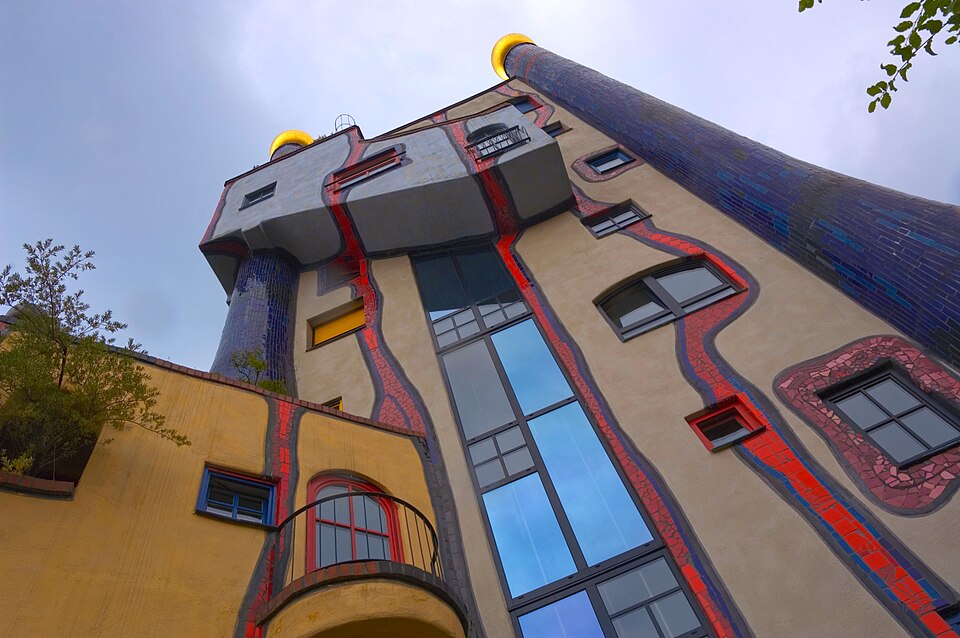 Terrassendach-Fachbetriebe in Plochingen: Hundertwasserhaus – Foto: Anita Hummel Terrassendach-Fachbetriebe in Plochingen: Hundertwasserhaus