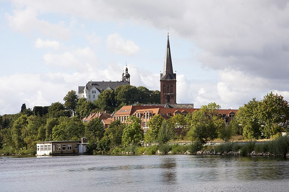 Terrassendach-Fachbetriebe in Plön: Nikolaikirche und Schloss – Foto: W. Bulach Terrassendach-Fachbetriebe in Plön: Nikolaikirche und Schloss