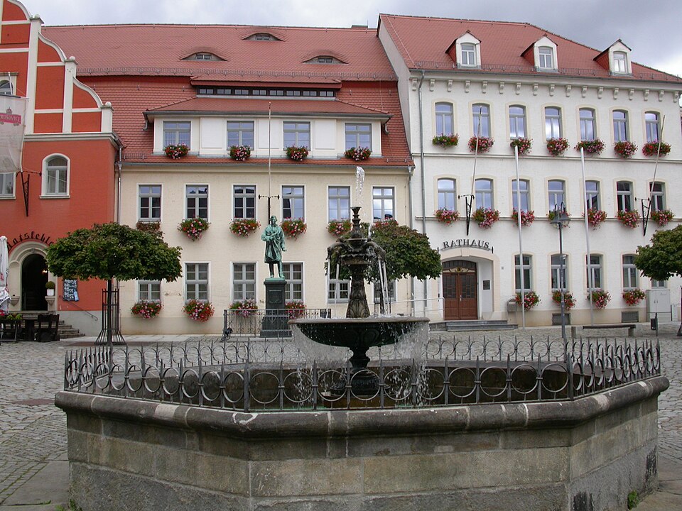 Terrassendach-Fachbetriebe in Pulsnitz: Markt Rathaus – Foto: Anaximander Terrassendach-Fachbetriebe in Pulsnitz: Markt Rathaus